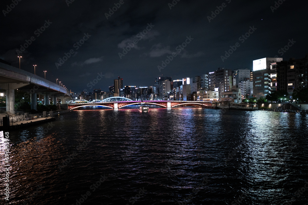 Fototapeta premium night shot of the sumida river in tokyo japan with colorful bridge lights
