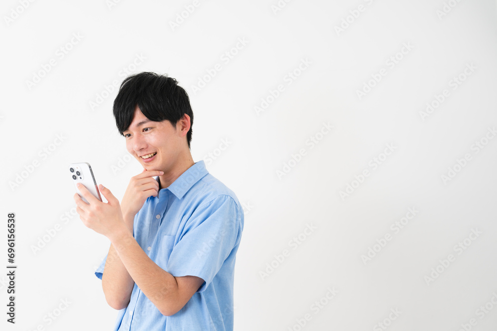 私服姿の若い男性　ライフスタイルイメージ