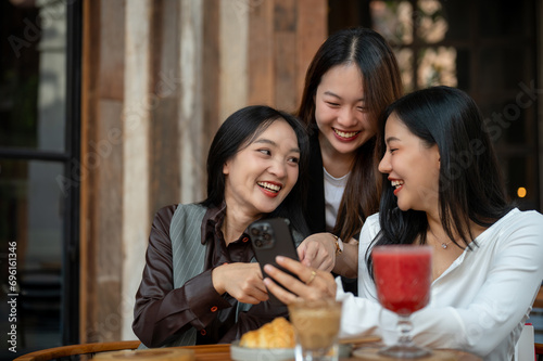 Obraz na plátně Group of beautiful Asian female friends are enjoying chit chat, gossiping, hanging out at a cafe