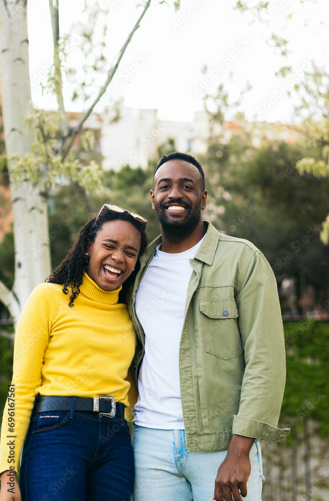 Obraz premium portrait of a black couple laughing in a park