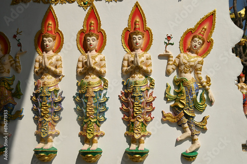 Bilde på lerret Outdoor angel statues, Buddhist art, and Thai art on the entrance wall to Wat Saeng Kaeo Phothiyan temple