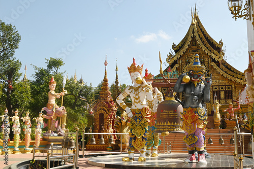 Buddhist arts and various arts Inside Wat Saeng Kaew Phothiyan is a combination of worldly dharma, expressing the beliefs and culture of Buddhists. Both giants and angels at Chiang Rai in Thailand. © topten22photo