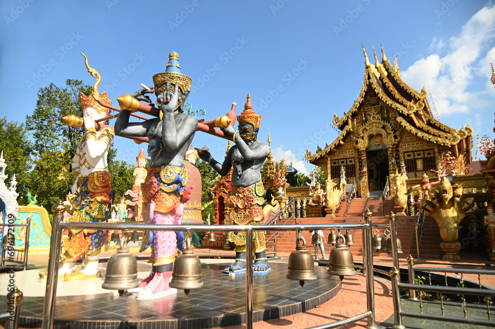 Fototapeta premium Buddhist arts and various arts Inside Wat Saeng Kaew Phothiyan is a combination of worldly dharma, expressing the beliefs and culture of Buddhists. Both giants and angels at Chiang Rai in Thailand.