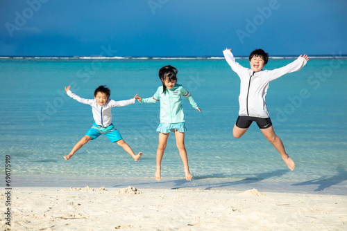 Fotografía 砂浜ではしゃぐ子ども　children playing on the beach