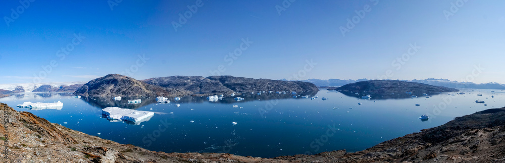 Panorama einer Fjordlandschaft mit Eisbergen in Grönland