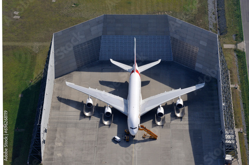 Airbus A380 in der Lärmschutzhalle photo