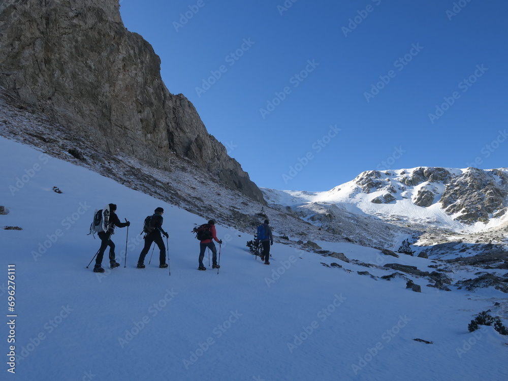 Randonnée en montagne avec des gens en alpinisme avec crampons et piolet en hiver sur la neige et la glace dans les Pyrénées