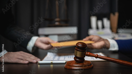 Lawyers accept bribes from clients and competitors in corruption scandals, or officials accept bribes from clients in the courtroom. Accept bribes to gain an advantage in litigation and to win.