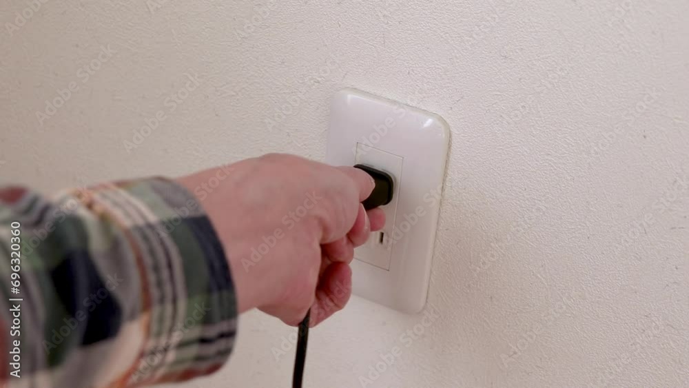 壁のコンセントに電源プラグを接続する