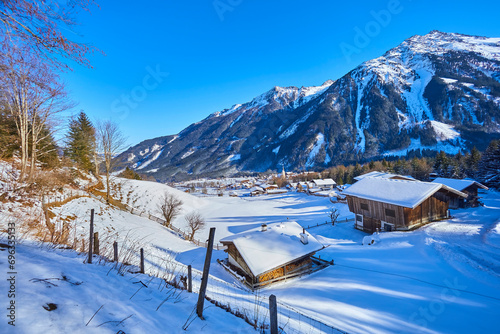 Schöne Winterlandschaft mit Ausblick auf die Ortschaft Krimml,  im Salzburger Land, Österreich.