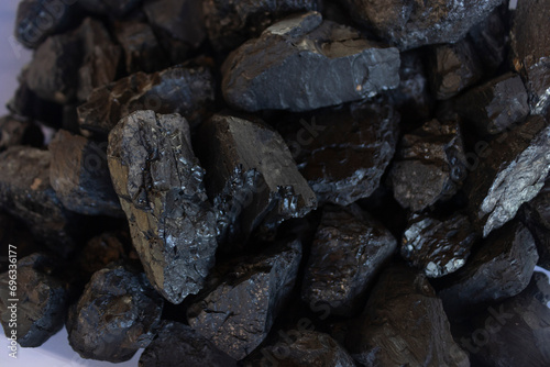 たくさんの黒い石炭の写真