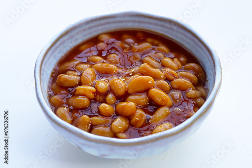Baked beans in tomato sauce