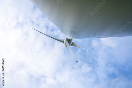Windrad in Bewegung, Himmel mit Wolken ist gut zu sehen. Windenergie und Erneuerbare Energien Zeichen dieses Foto aus. 