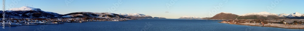 Meerenge bei Sortland, Vesteralen, Norwegen, Panorama, Blick in die Weite der Meerenge zwischen den schneebedeckten Bergen