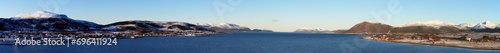 Meerenge bei Sortland, Vesteralen, Norwegen, Panorama, Blick in die Weite der Meerenge zwischen den schneebedeckten Bergen photo