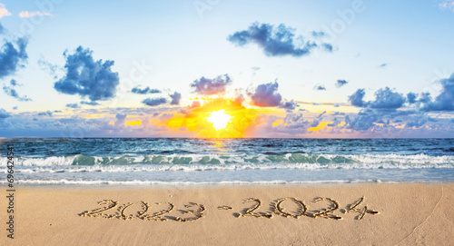 2023 - 2024 an an einem Strand in Sand geschrieben