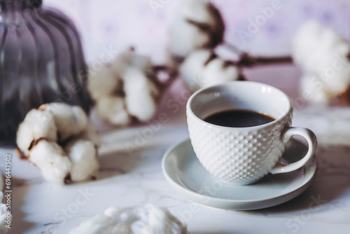 Tasse à café en porcelaine blanche sur la table de la cuisine photo