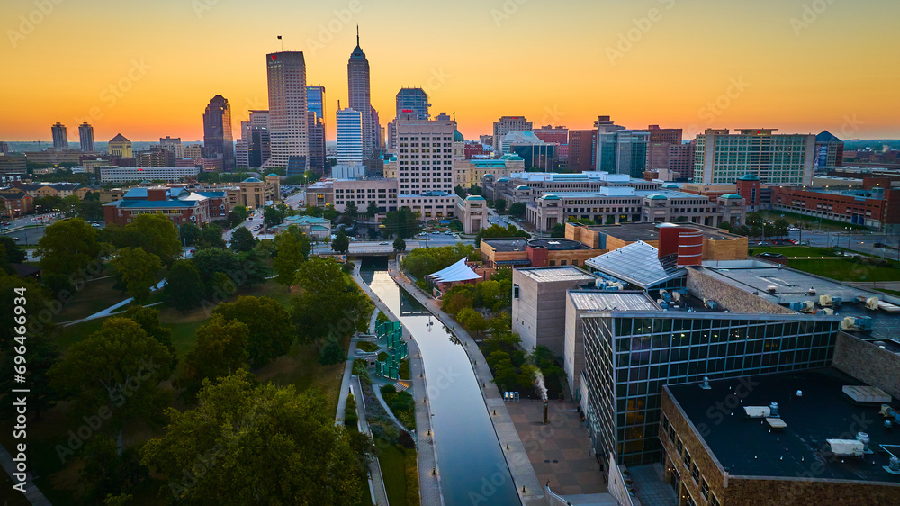 Obraz premium Aerial Golden Hour Glow on Indianapolis Skyline and River