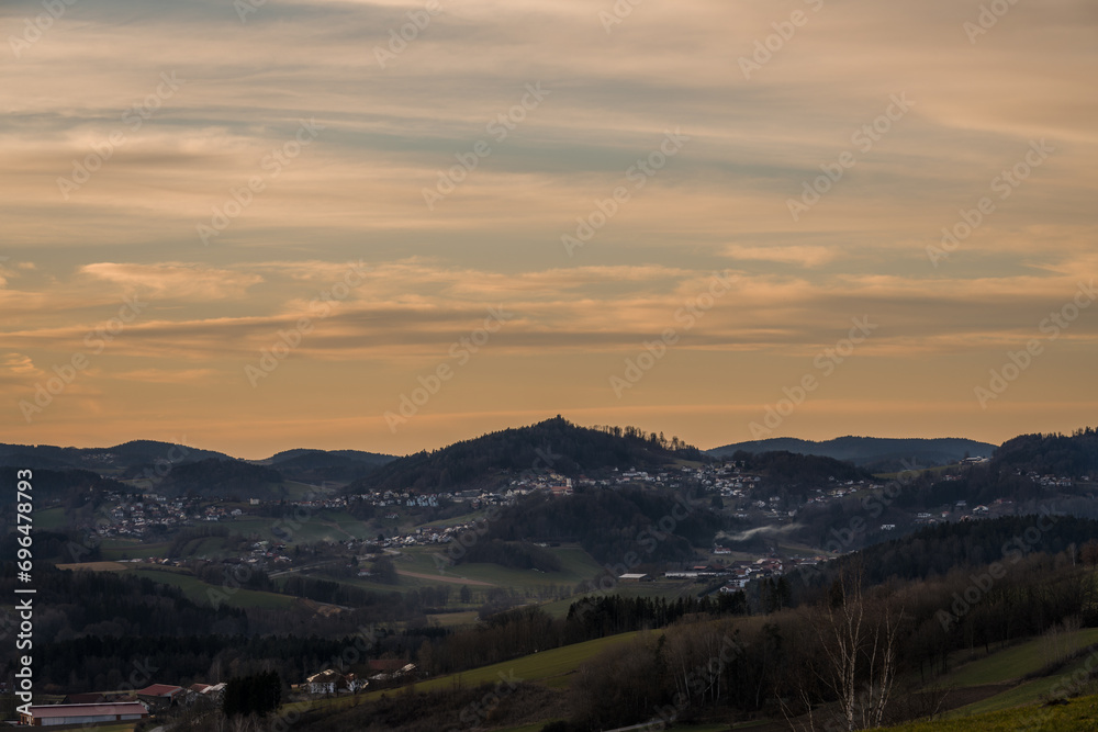 Blick von Haus im Wald nach Schönberg im Bayerischen Wald bei Grafenau in Niederbayern bei Sonnenuntergang und goldene Stunde, Deutschland