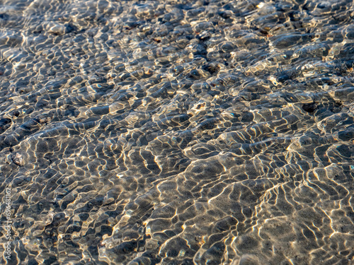 Wellenmuster auf dem Boden eines Bachs in Gr  nland. Auch als abstrakter Hintergrund geeignet.