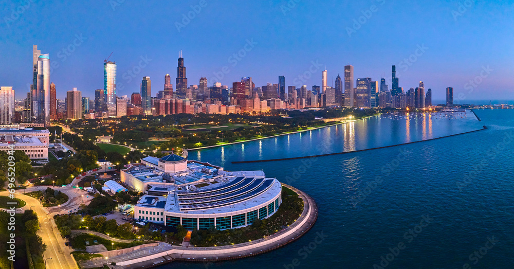 Obraz premium Aerial Chicago Skyline at Dusk with Lake Michigan and Shedd Aquarium Panorama