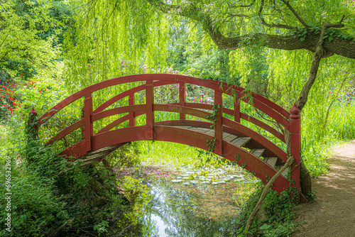 romatnsiche chinesische Brücke unter Trauerweide im Landschaftspark Schloß Dennenlohe; D, Bayern, Mittelfranken photo