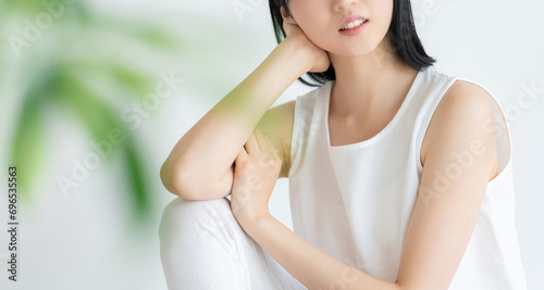 白い服を着た若い女性 美容・健康イメージ