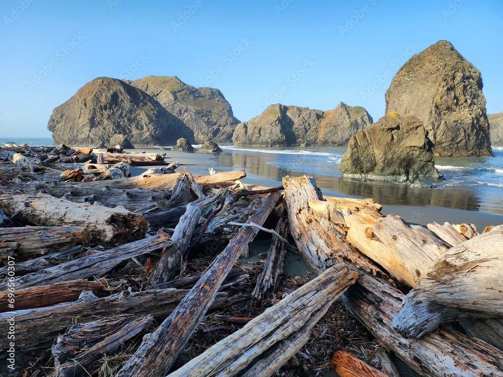 Water Sky Natural landscape Wood Coastal and oceanic landforms Bedrock Water Sky Natural landscape Wood Coastal and oceanic landforms Bedrock