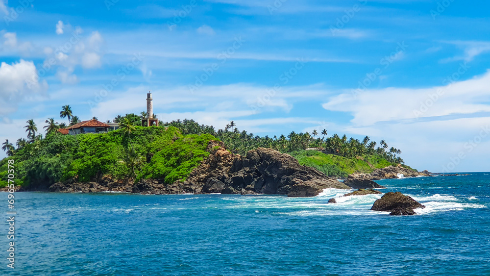 Mirissa, Sri Lanka: Küste um den Leuchtturm - obrazy, fototapety, plakaty 