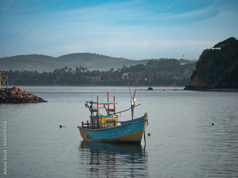 Mirissa, Sri Lanka: Ein Fischerboot im Hafen
