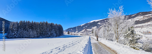 Schönes Winterpanorama mit einem Wanderweg, an der Salzach, im Salzburger Land, Österreich.