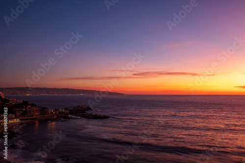 pôr-do-sol  e os prédios da praia cochoa no oceano pacífico Viña del Mar Valparaíso Chile photo