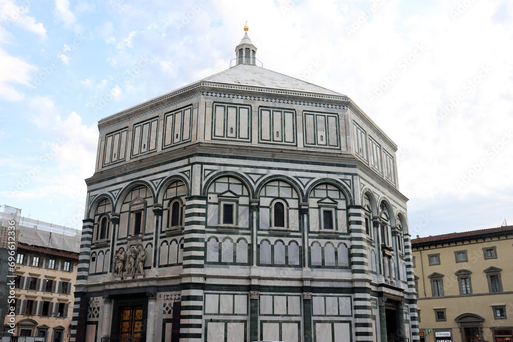 Das Baptisterium San Giovanni neben dem Dom von Florenz, Italien 