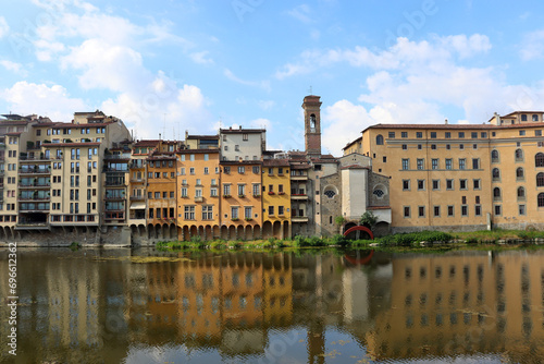 Palazzi am Ufer Arno mit der Chiesa di San Jacopo Soprarno in der Altstadt von Florenz photo