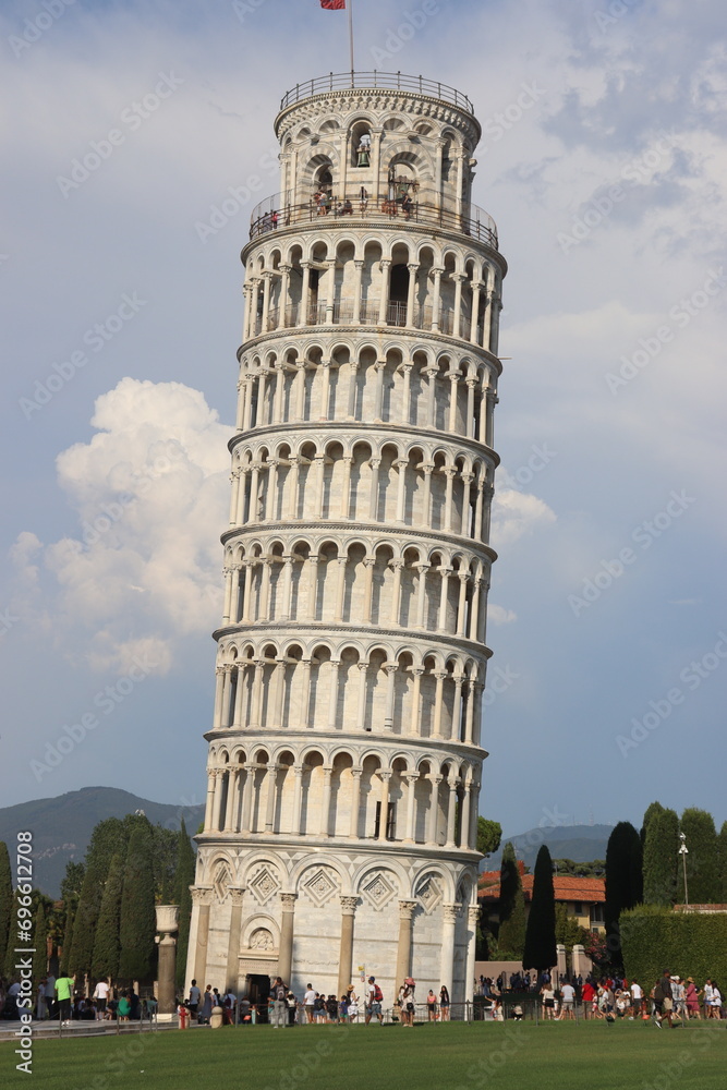 Schiefer Turm von Pisa, Italien mit leicht bewölktem Himmel
