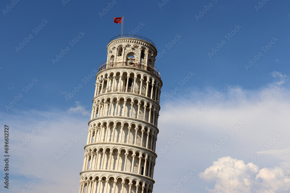 Schiefer Turm von Pisa, Italien mit leicht bewölktem Himmel