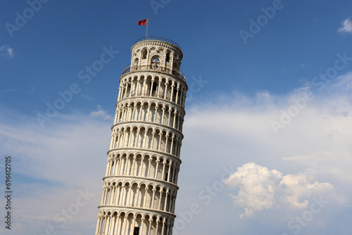 Schiefer Turm von Pisa, Italien mit leicht bewölktem Himmel