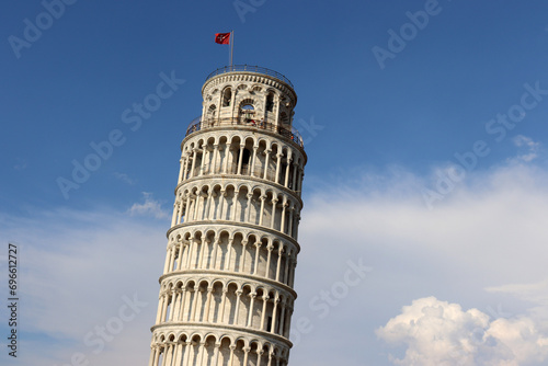 Obraz na płótnie Schiefer Turm von Pisa, Italien mit leicht bewölktem Himmel w salonie
