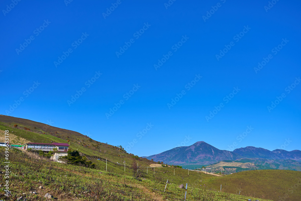 春の霧ヶ峰高原(富士見台付近)から東側の眺望(蓼科山,八子ヶ峰など)