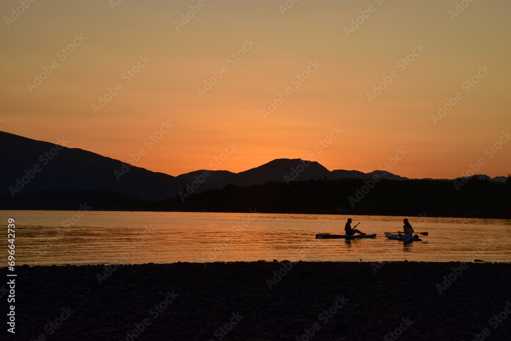 Wieczorny relaks nad jeziorem, po zachodzie słońca - obrazy, fototapety, plakaty 