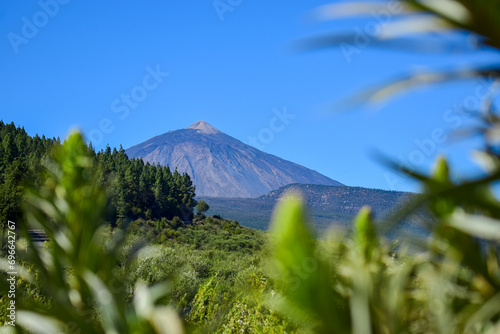 Wulkan Teide na Teneryfie na tle błękitnego nieba