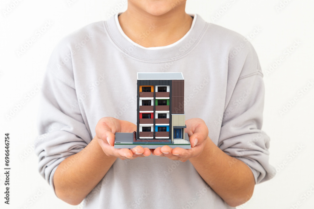 不動産模型を持つ子供