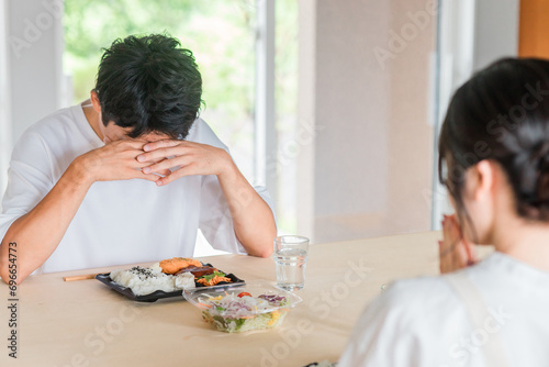 お弁当を食べる夫婦・男性と女性（新婚・結婚生活）
 photo