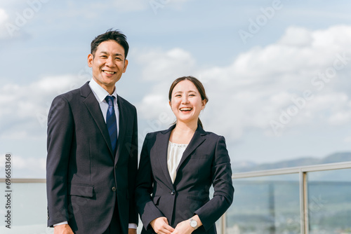 Tableau sur toile スーツを着た若い男女のアジア人ビジネスパーソン（弁護士・税理士・会計士・公務員・銀行員）