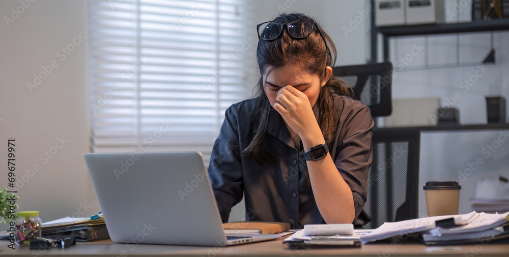 Puzzled confused asian woman thinking hard concerned about online problem solution looking at laptop screen, worried serious asian businesswoman focused on solving difficult work computer task Puzzled confused asian woman thinking hard concerned about online problem solution looking at laptop screen, worried serious asian businesswoman focused on solving difficult work computer task