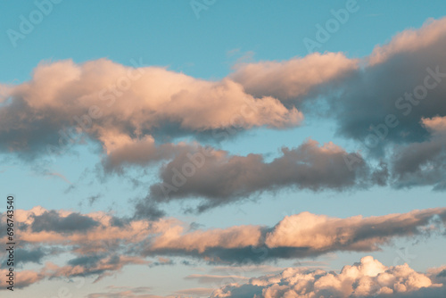 Ciel nuageux fin après-midi avec éclaircie