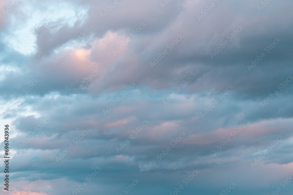 Ciel nuageux fin après-midi avec éclaircie Ciel nuageux fin après-midi avec éclaircie