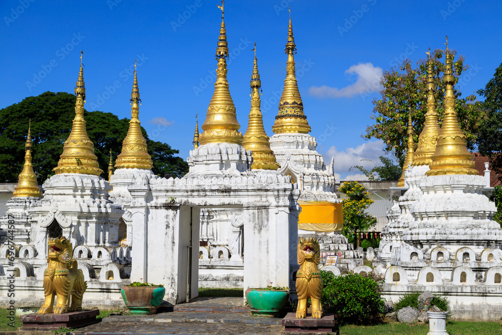 Naklejka premium Wat Chedi Sao Lang Buddhist Temple Lampang Thailand