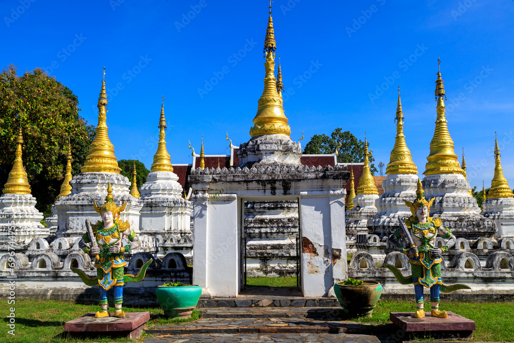 Fototapeta premium Wat Chedi Sao Lang Buddhist Temple Lampang Thailand