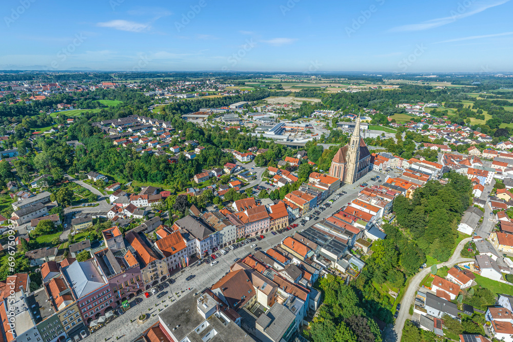 Die Stadt Neuötting in der Region Inn-Salzach, Ausblick auf die historische Altstadt mit dem Wahrzeichen, der Kirche Sankt Nikolaus